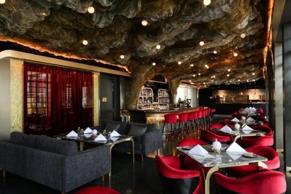 Chic Meets Heritage: Styling a Modern Romance at a Historic Chinese Restaurant in Singapore