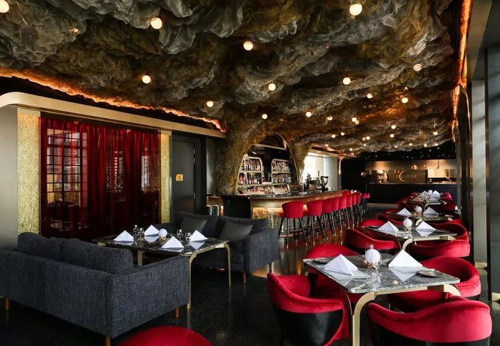 Chic Meets Heritage: Styling a Modern Romance at a Historic Chinese Restaurant in Singapore